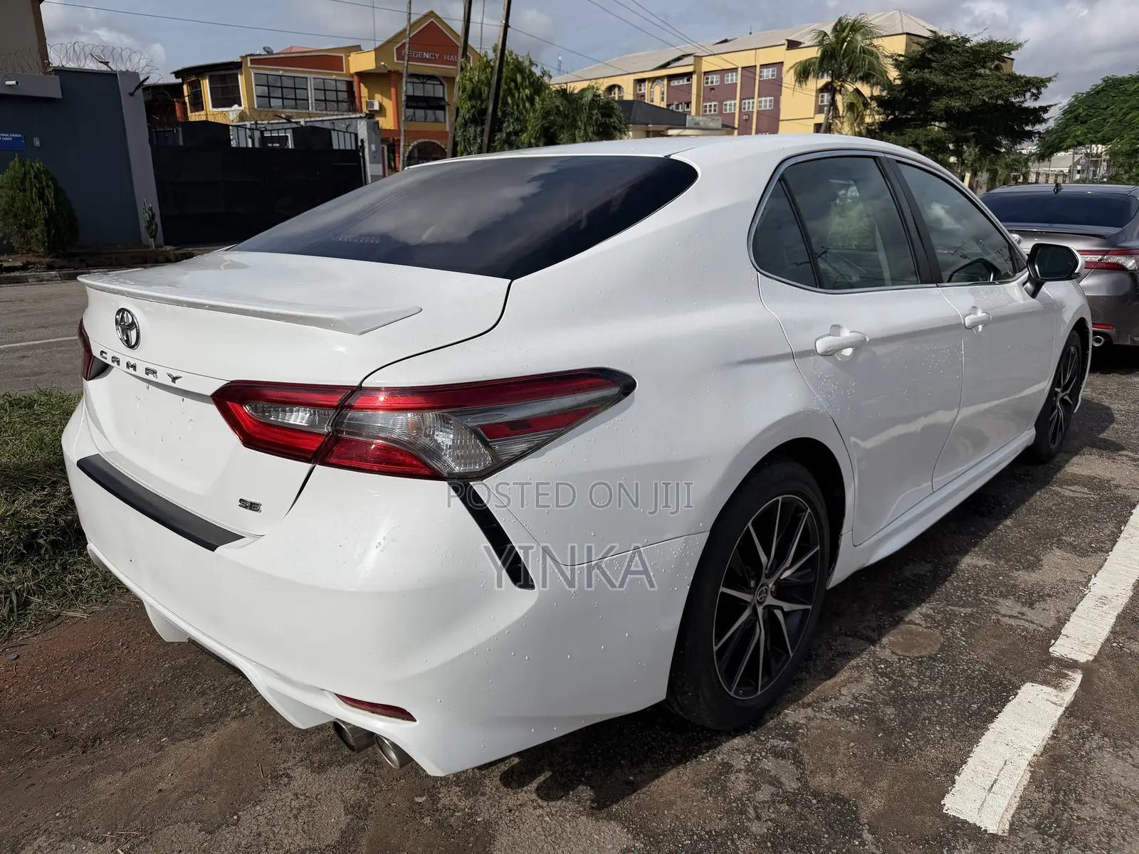 Toyota Camry SE FWD (2.5L 4cyl 8AM) 2018 White