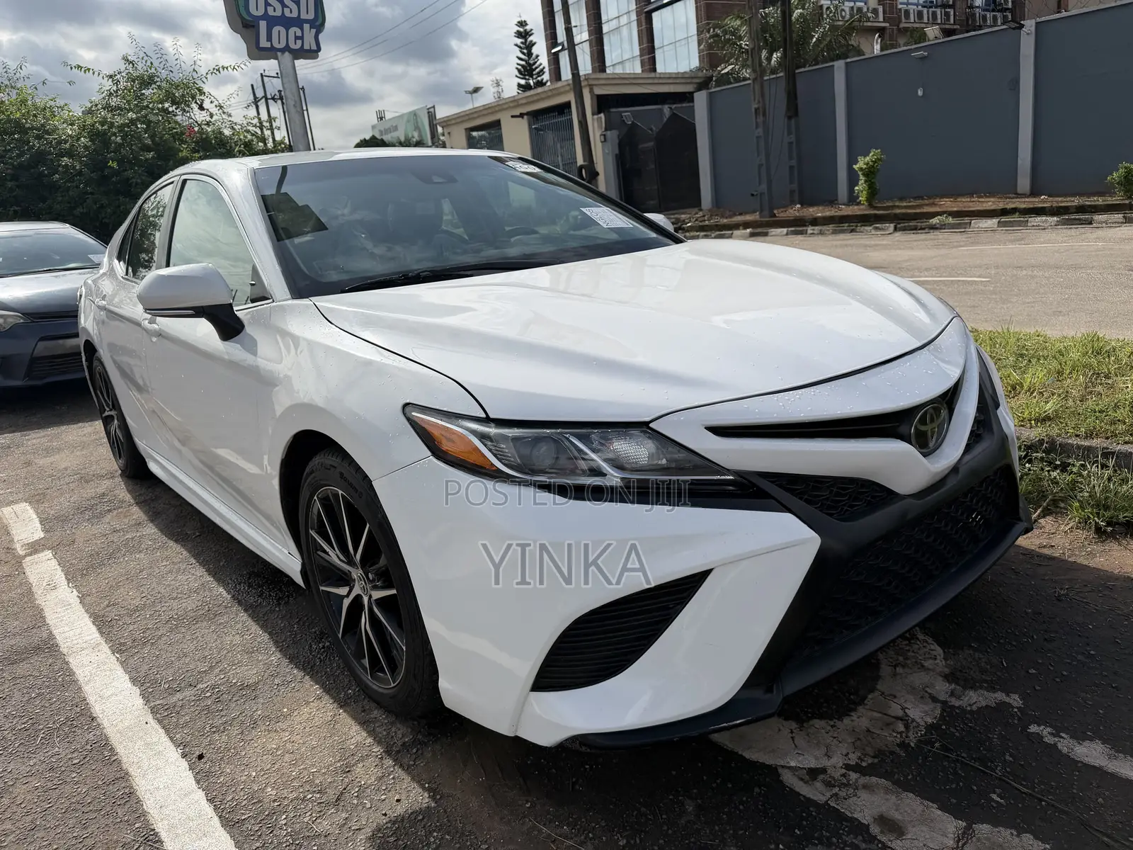 Toyota Camry SE FWD (2.5L 4cyl 8AM) 2018 White