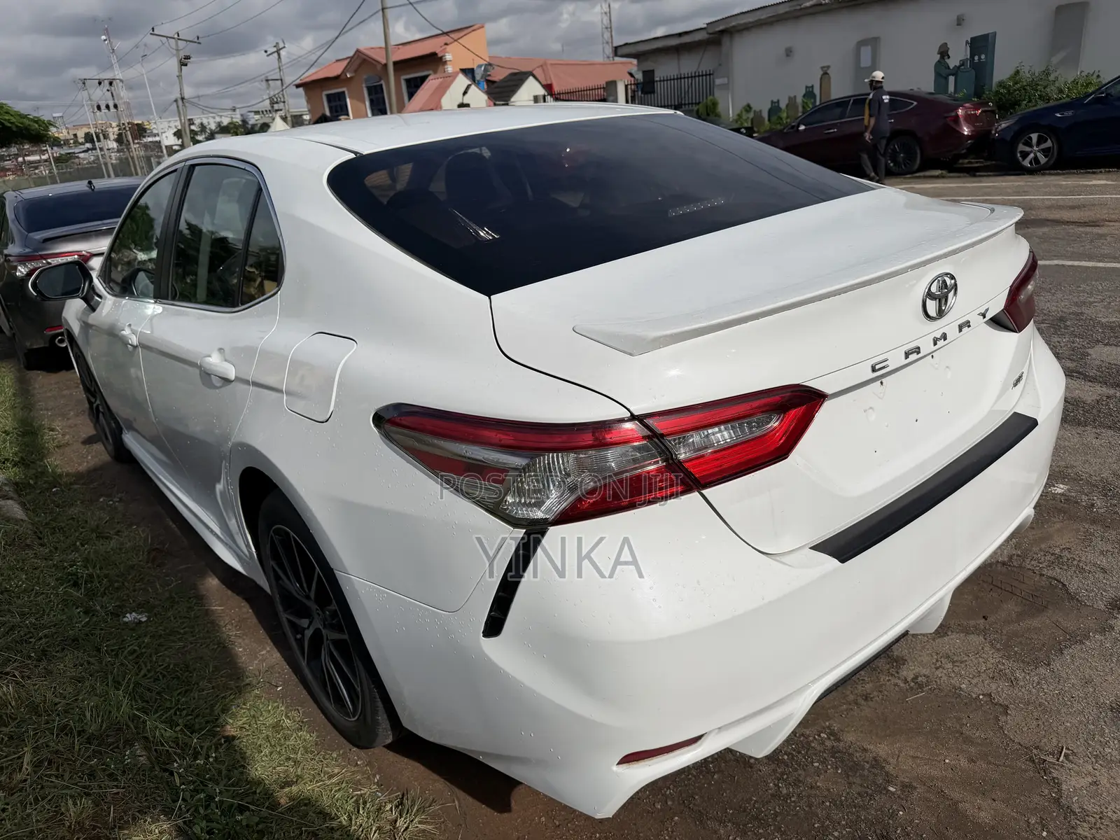 Toyota Camry SE FWD (2.5L 4cyl 8AM) 2018 White