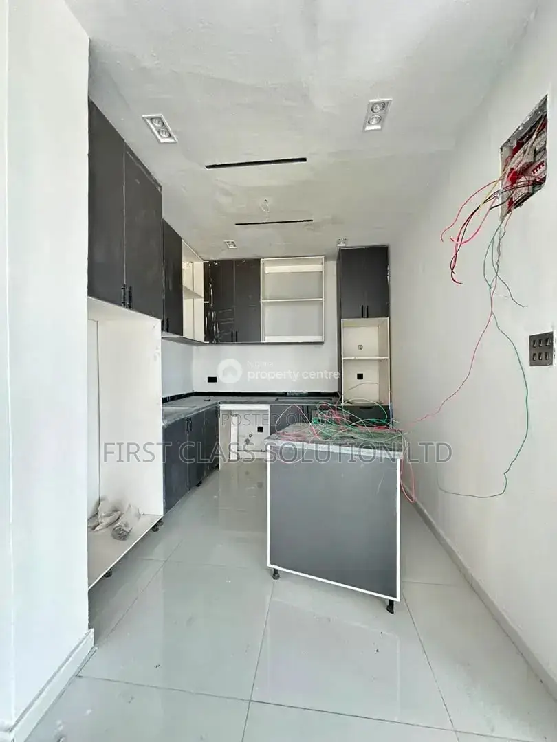 3bdrm Penthouse in Ikate for sale