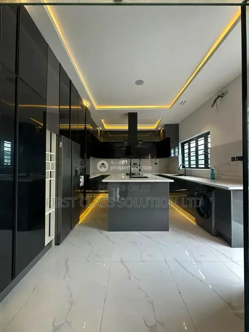 5bdrm Duplex in Ikota for sale