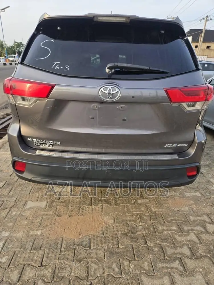 Toyota Highlander XLE 4x4 V6 (3.5L 6cyl 8A) 2017 Gray