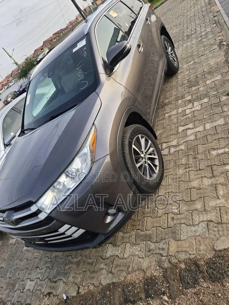 Toyota Highlander XLE 4x4 V6 (3.5L 6cyl 8A) 2017 Gray
