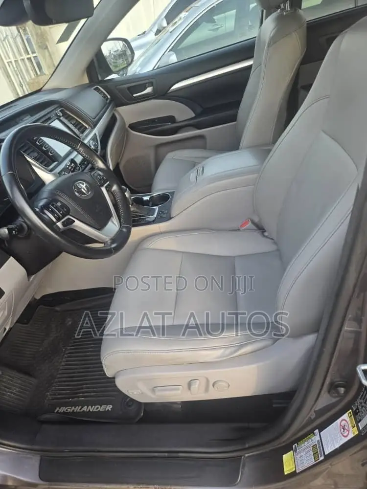 Toyota Highlander XLE 4x4 V6 (3.5L 6cyl 8A) 2017 Gray