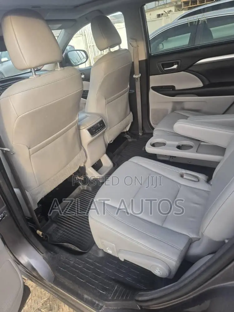 Toyota Highlander XLE 4x4 V6 (3.5L 6cyl 8A) 2017 Gray