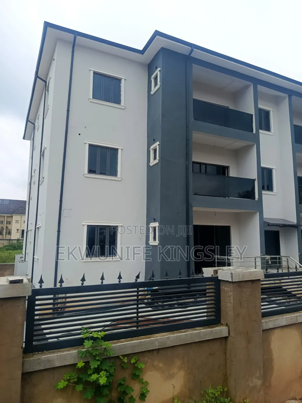 3bdrm Block of Flats in Light City, Durumi for sale