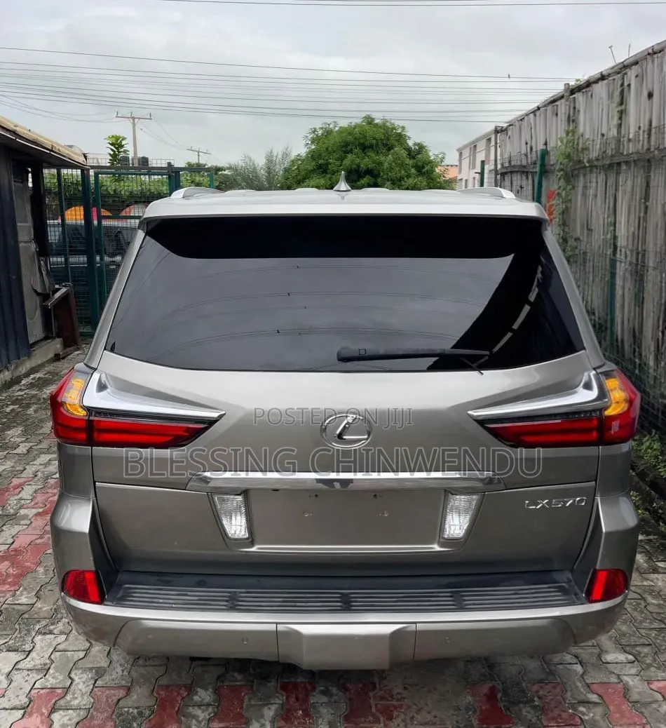 Lexus LX 570 (5 seats) AWD 2016 Gold