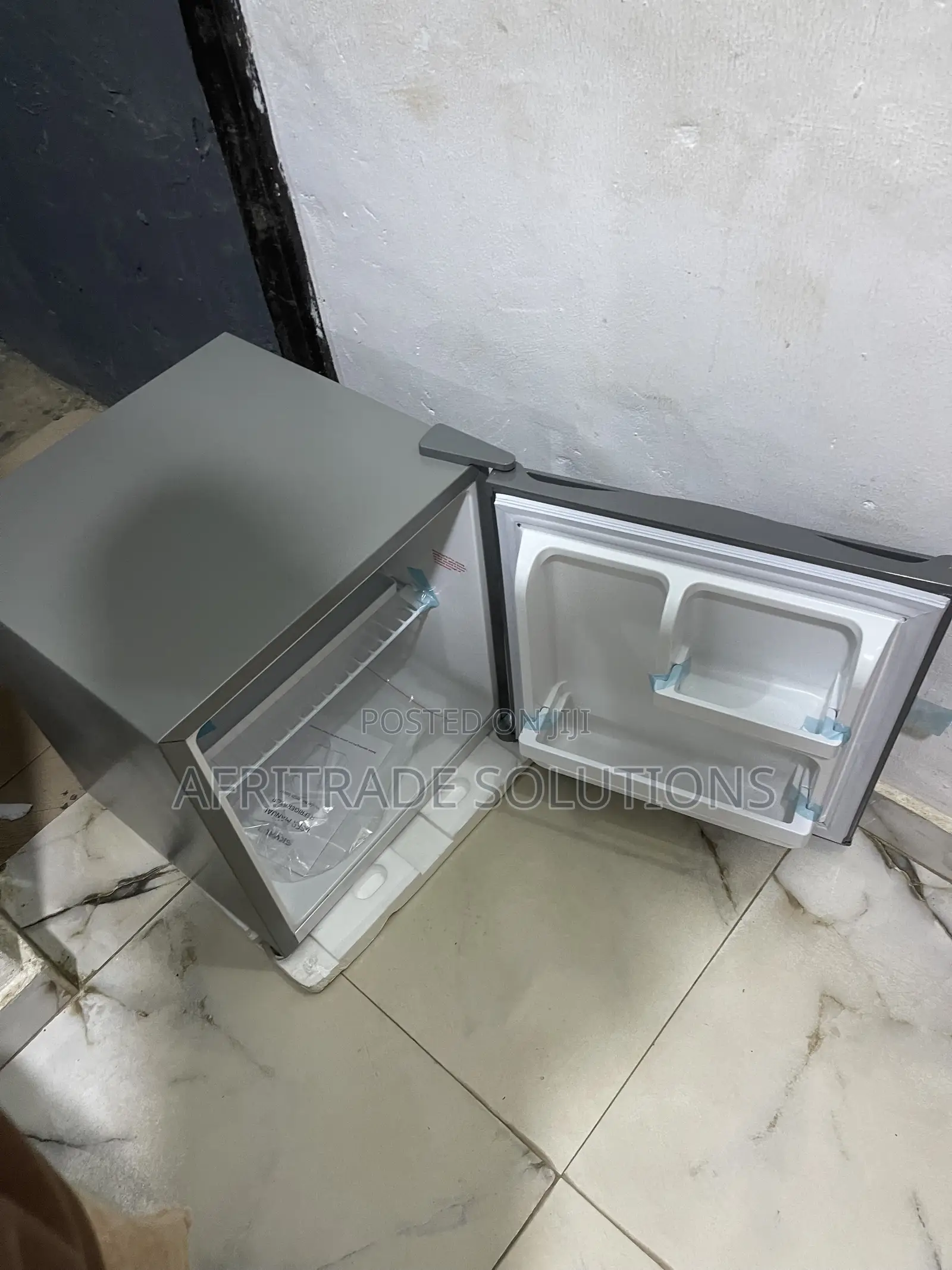 Skyrun BCD-50HW Mini Refrigerator