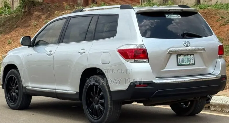 Toyota Highlander SE 2011 Silver