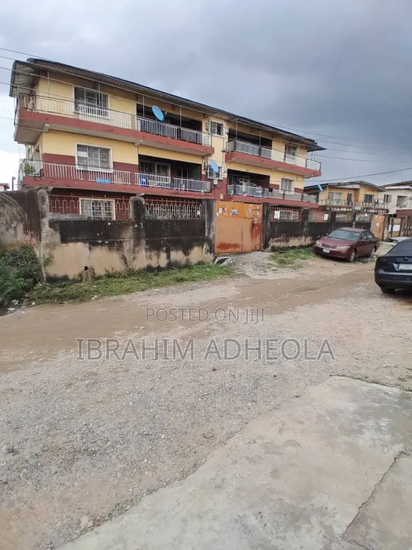 3bdrm Block of Flats in Akoka for sale