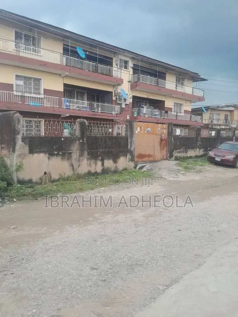 3bdrm Block of Flats in Akoka for sale