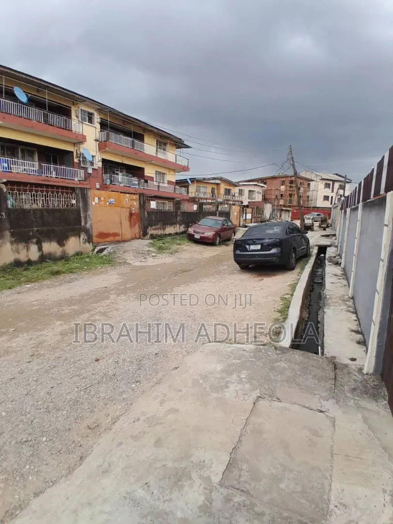 3bdrm Block of Flats in Akoka for sale