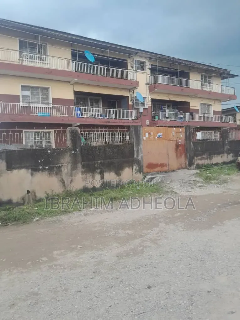 3bdrm Block of Flats in Akoka for sale