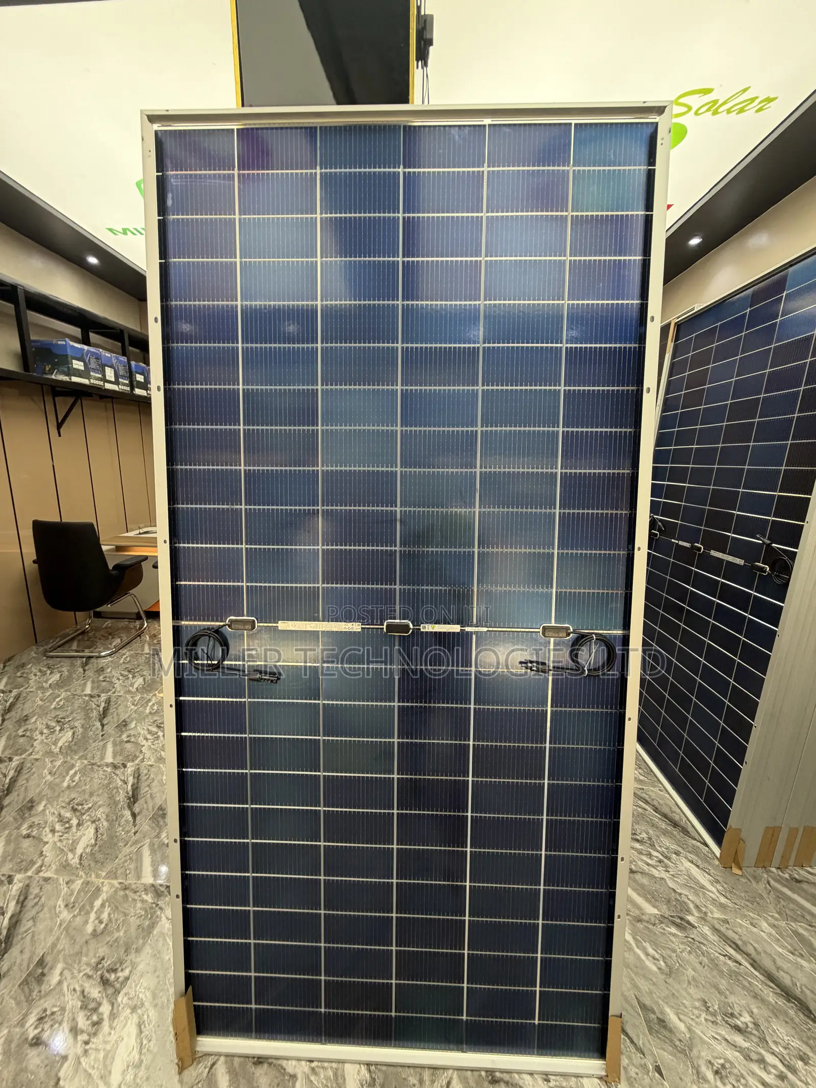 ALL GRADE a 590W Jinko Solar Energy Pane