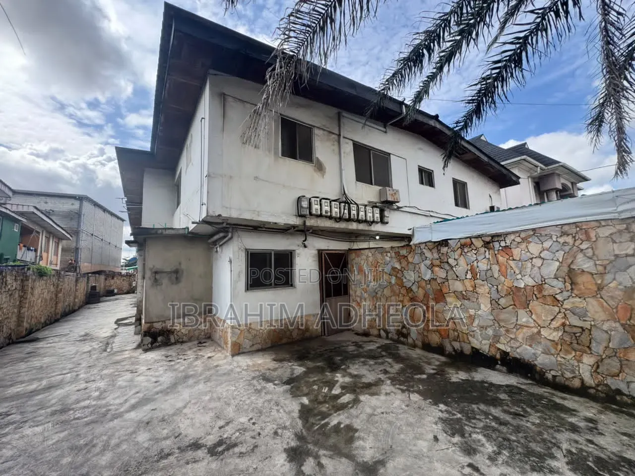 Land Measuring 700sqm With a Demolishable Building on It,