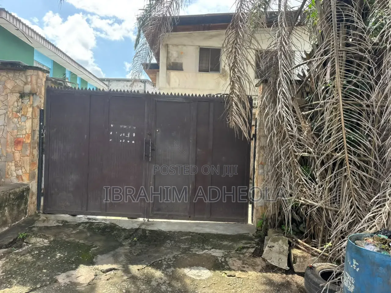 Land Measuring 700sqm With a Demolishable Building on It,