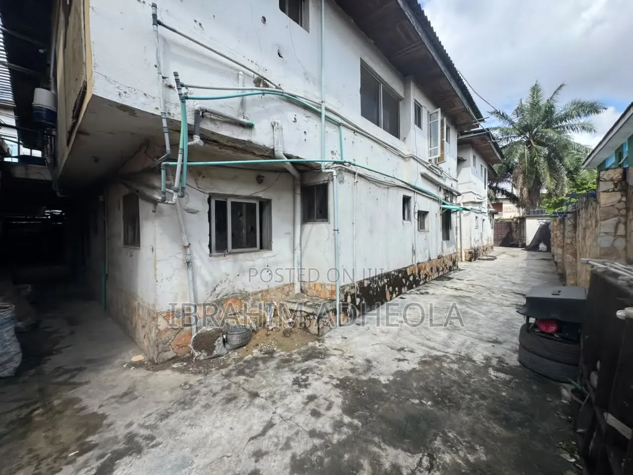 Land Measuring 700sqm With a Demolishable Building on It,