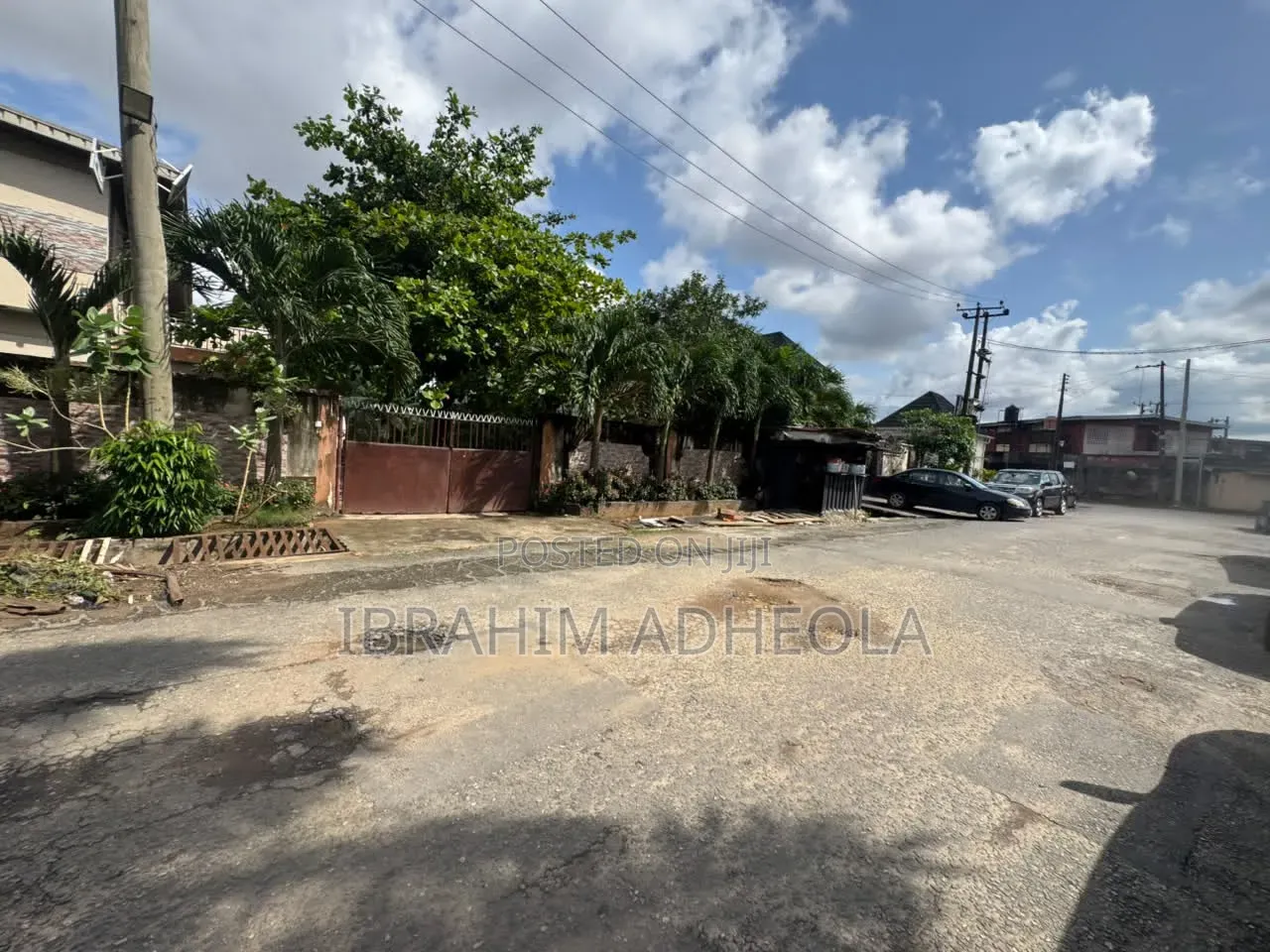 Land Measuring 700sqm With a Demolishable Building on It,