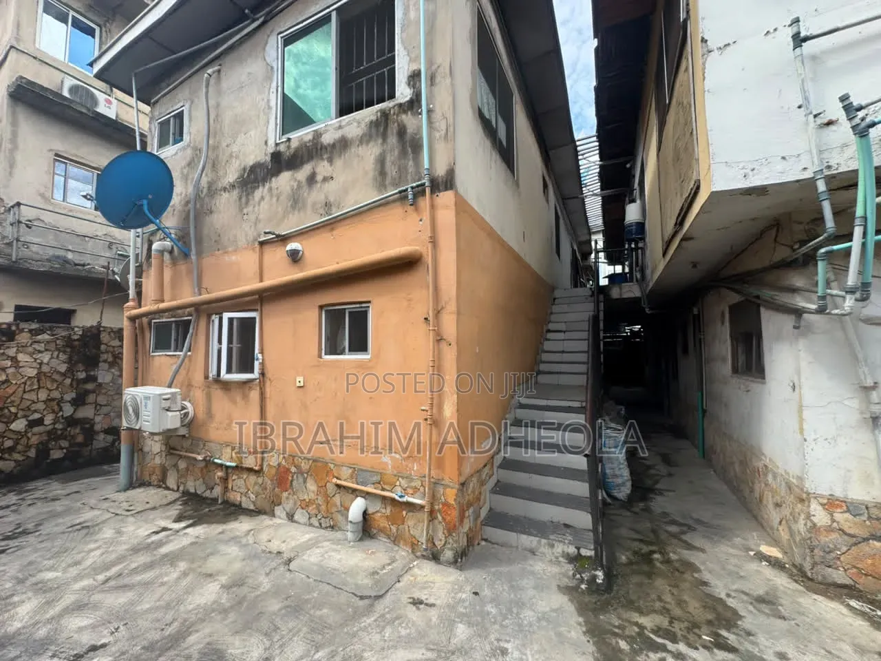 Land Measuring 700sqm With a Demolishable Building on It,