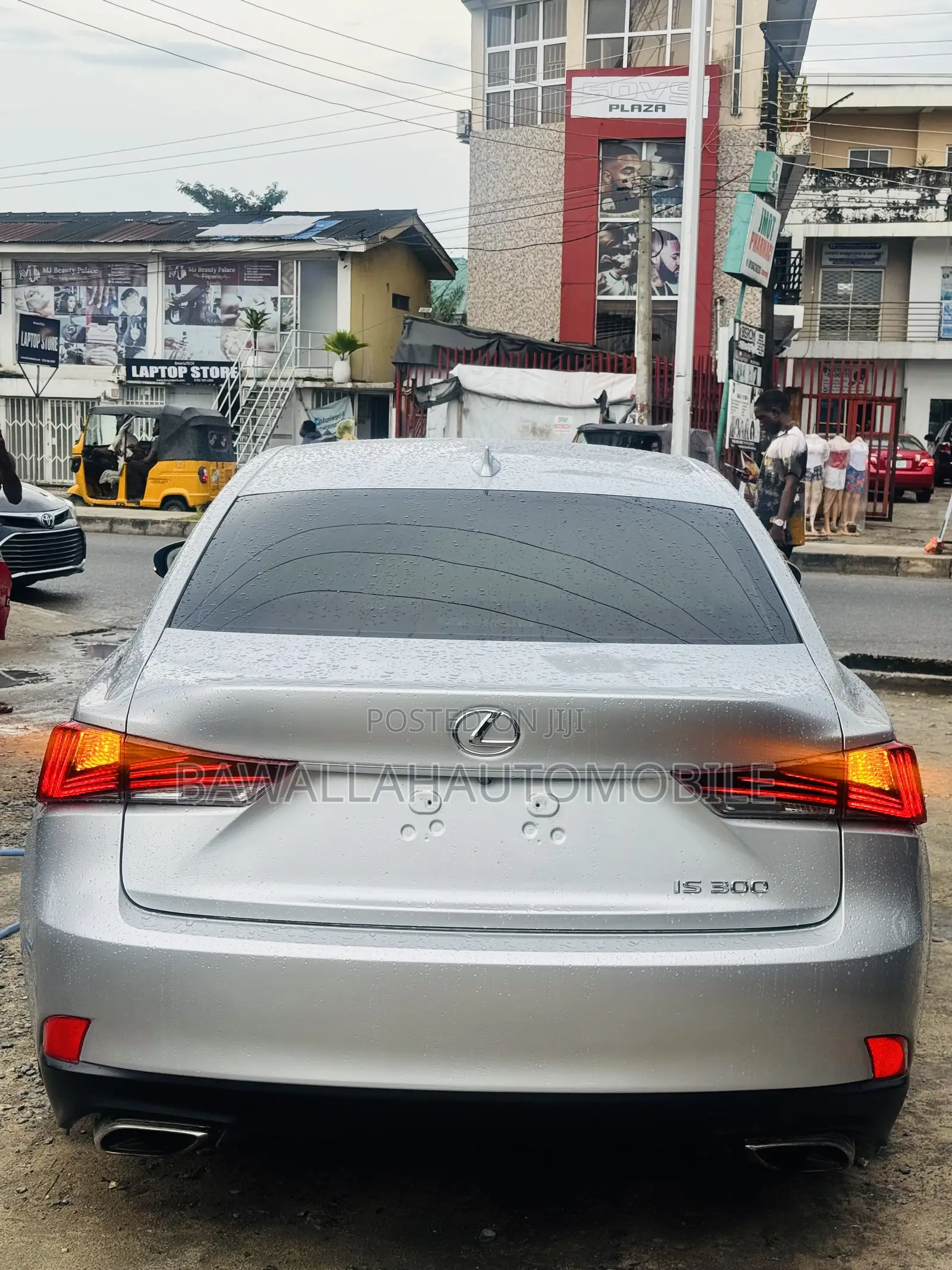 Lexus IS 300 AWD 2018 Gold