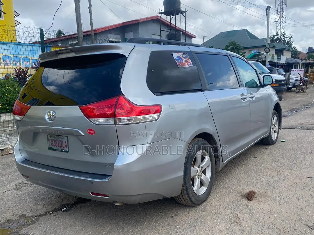 Toyota Sienna LE 7-Passenger Mobility 4dr Minivan (3.5L 6cyl 6A) 2014