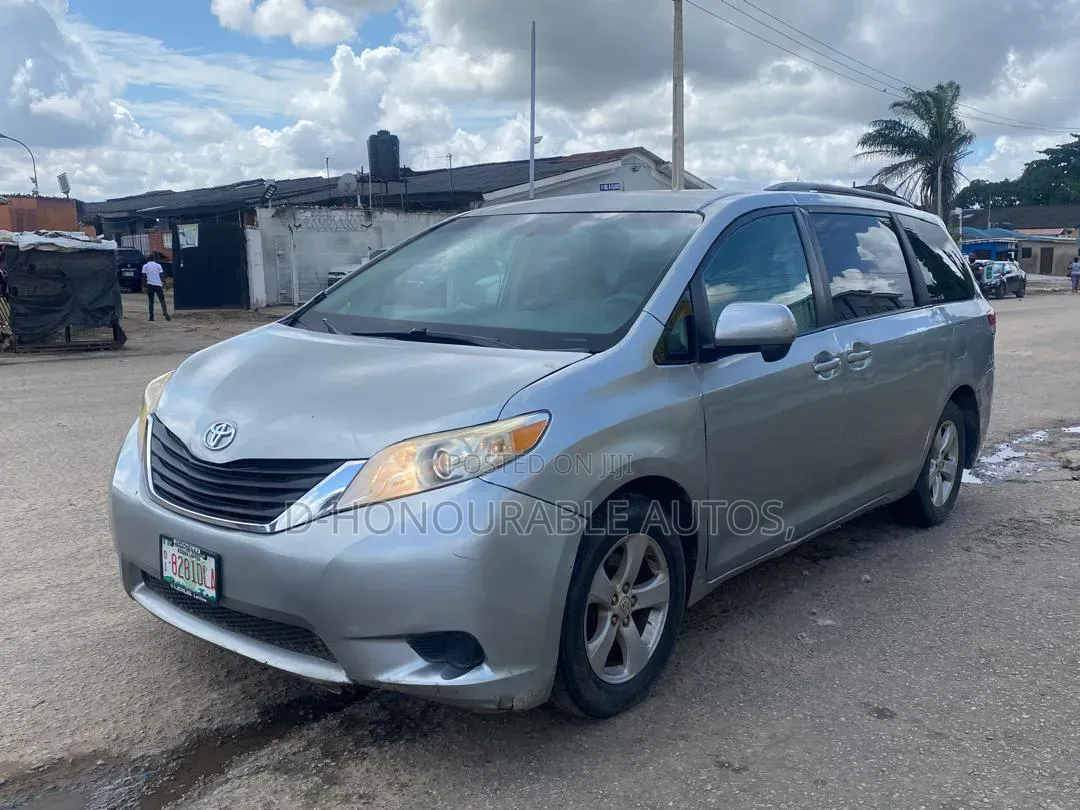Toyota Sienna LE 7-Passenger Mobility 4dr Minivan (3.5L 6cyl 6A) 2014