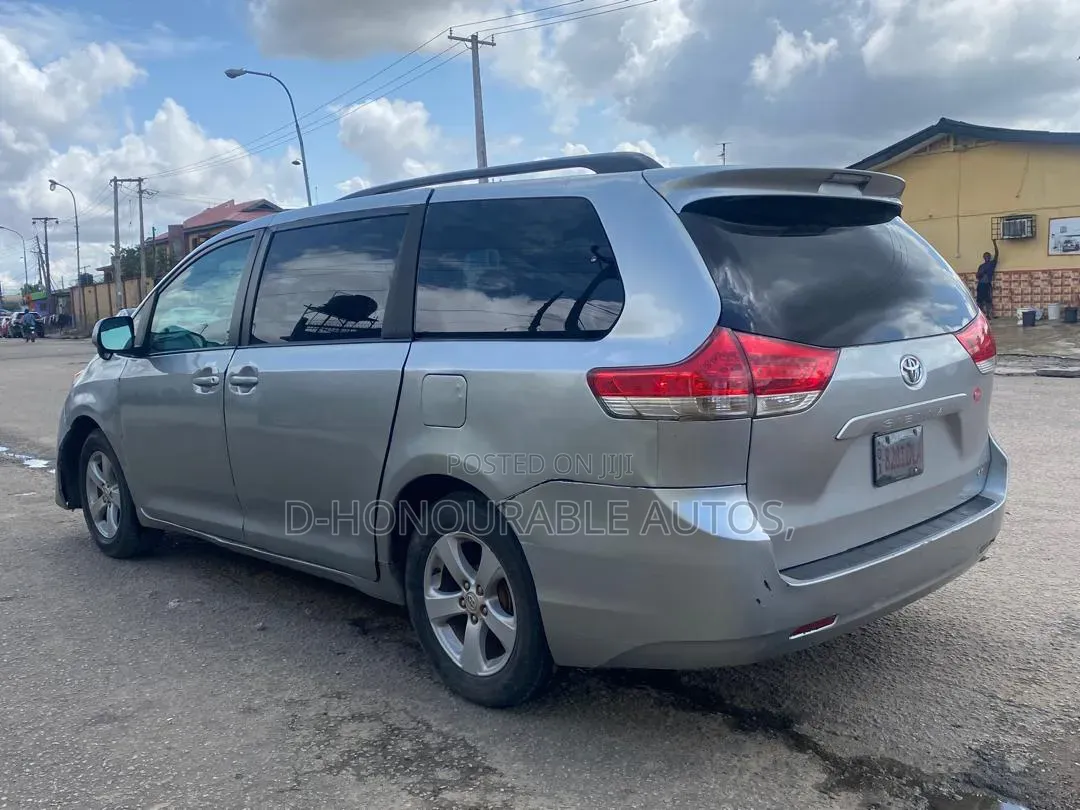 Toyota Sienna LE 7-Passenger Mobility 4dr Minivan (3.5L 6cyl 6A) 2014