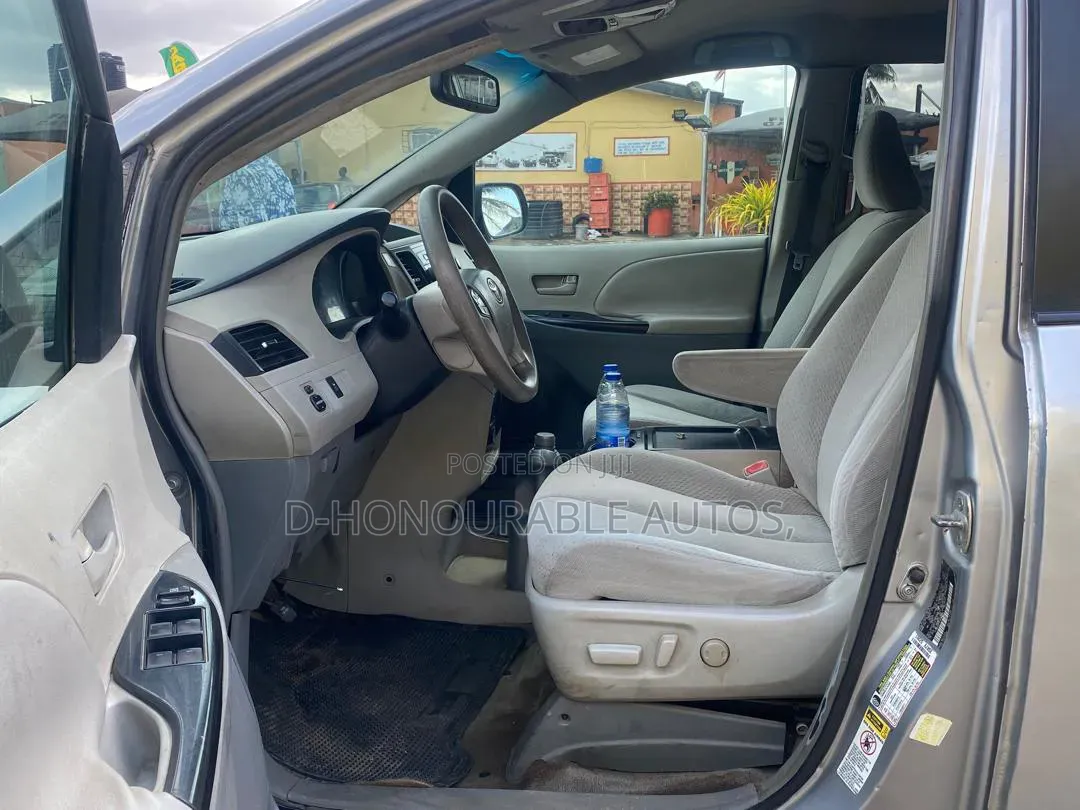 Toyota Sienna LE 7-Passenger Mobility 4dr Minivan (3.5L 6cyl 6A) 2014