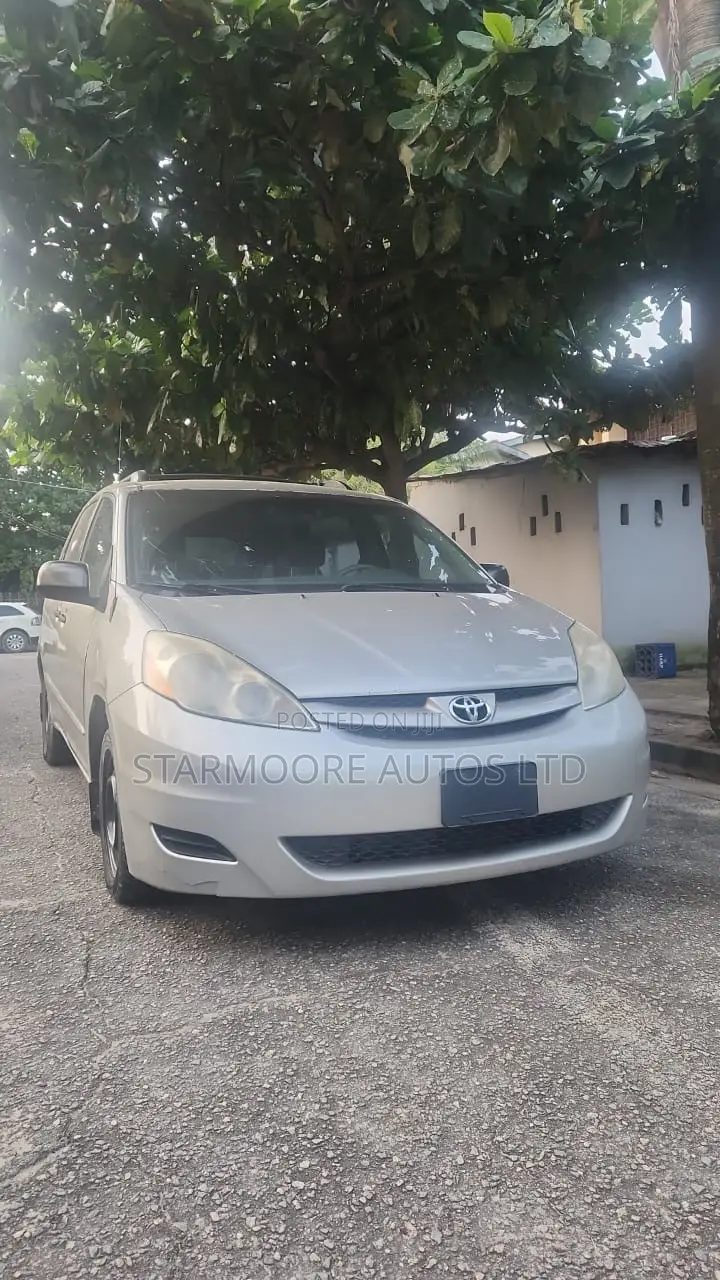 Toyota Sienna LE AWD 2009 Silver