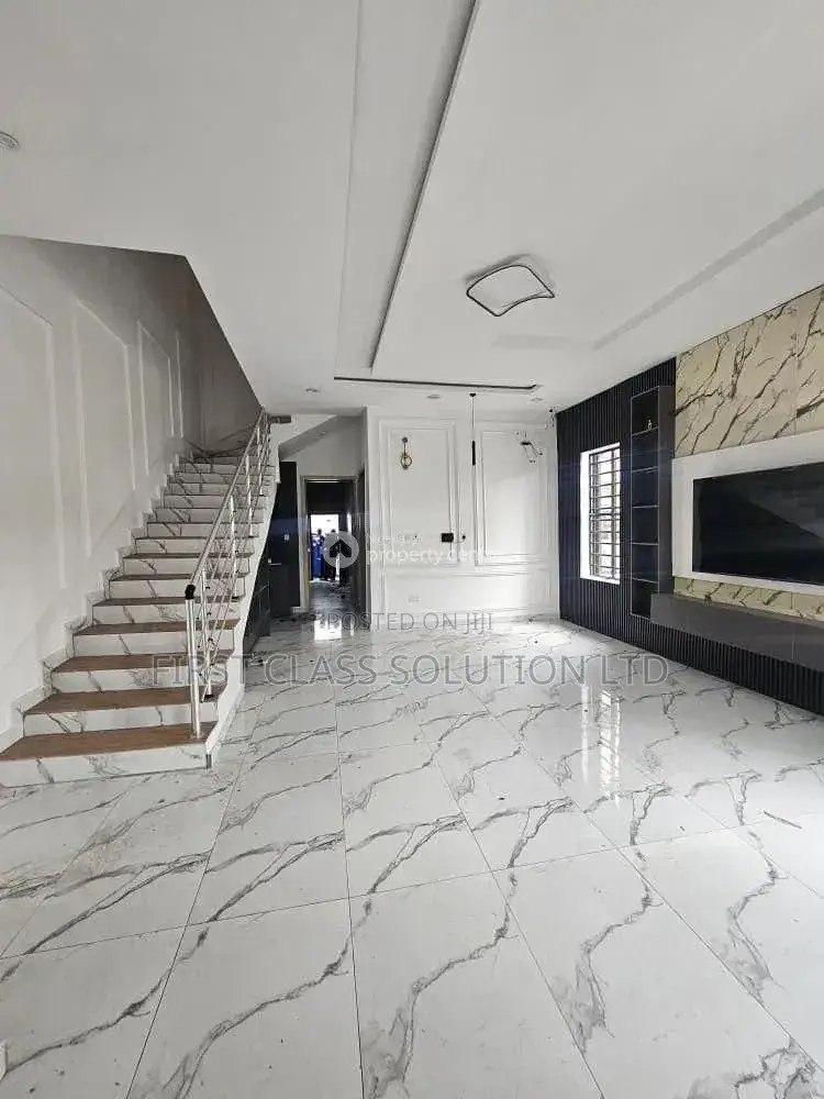 4bdrm Duplex in Chevron for sale