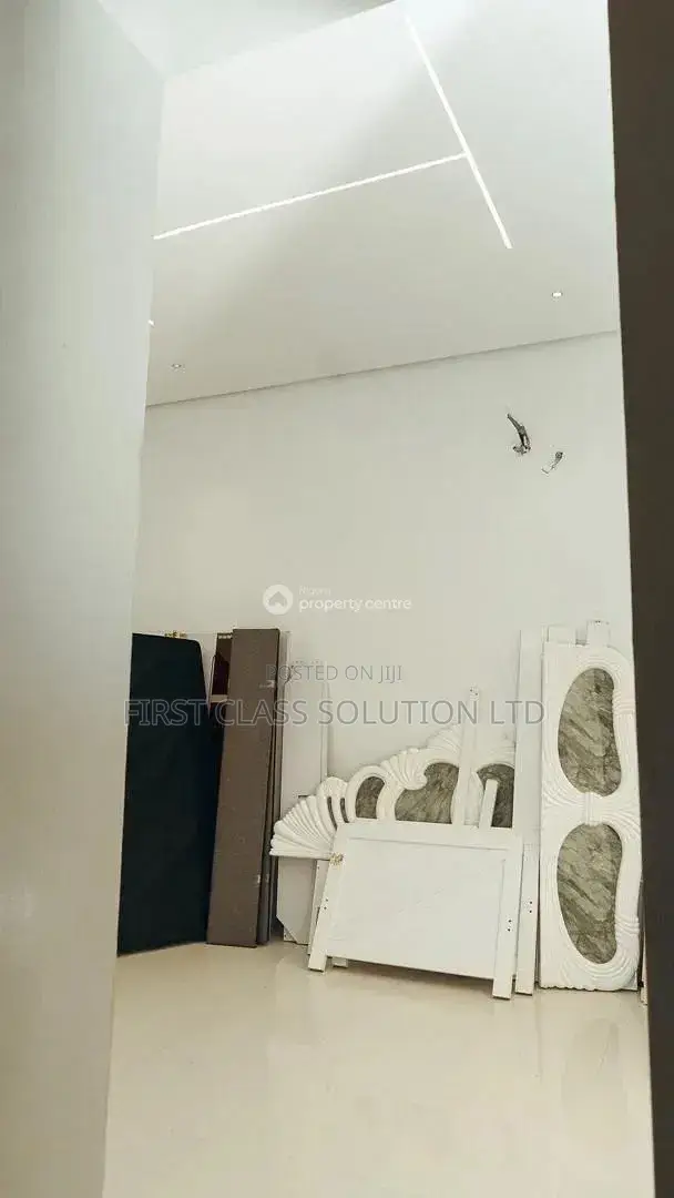 3bdrm Apartment in Lekki Phase 1 for rent