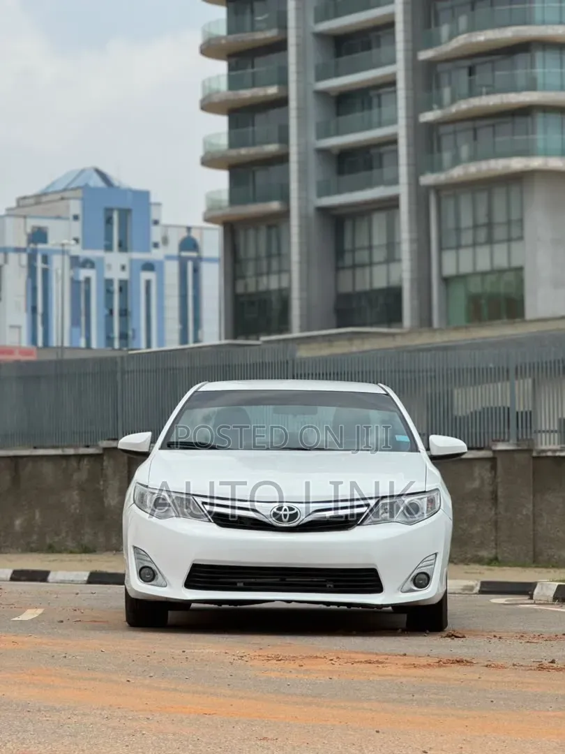 Toyota Camry LE 4dr Sedan (2.5L 4cyl 6A) 2014 White