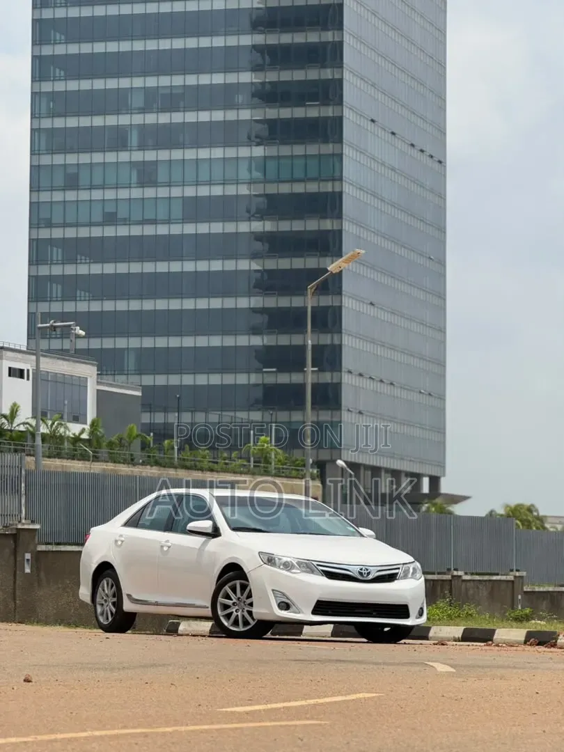 Toyota Camry LE 4dr Sedan (2.5L 4cyl 6A) 2014 White