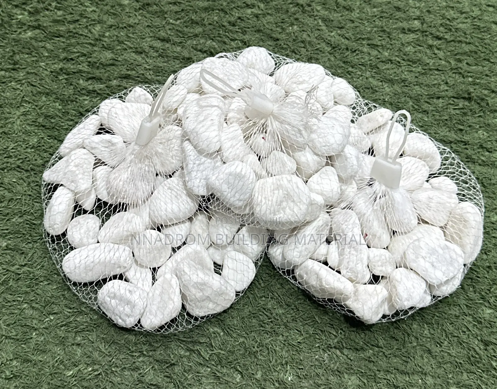 I Kg White Pebble Stones for Fountains Pools Etc