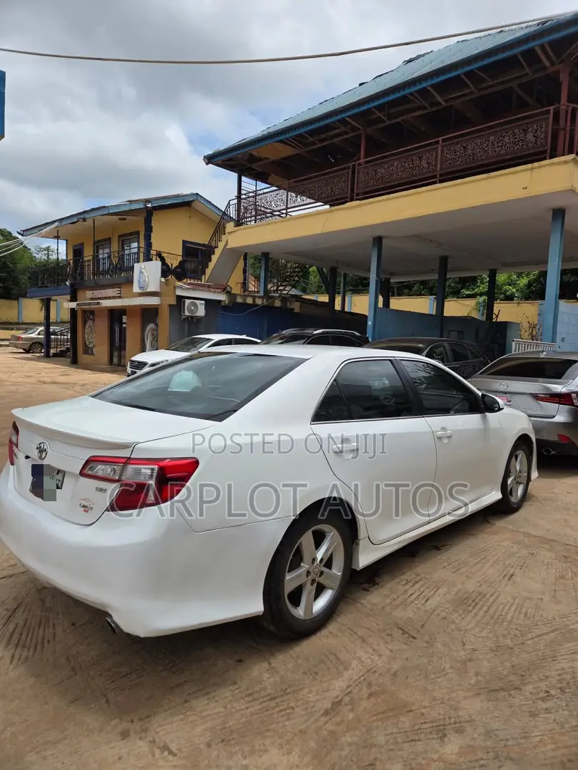 Toyota Camry SE 4dr Sedan (2.5L 4cyl 6A) 2013 White