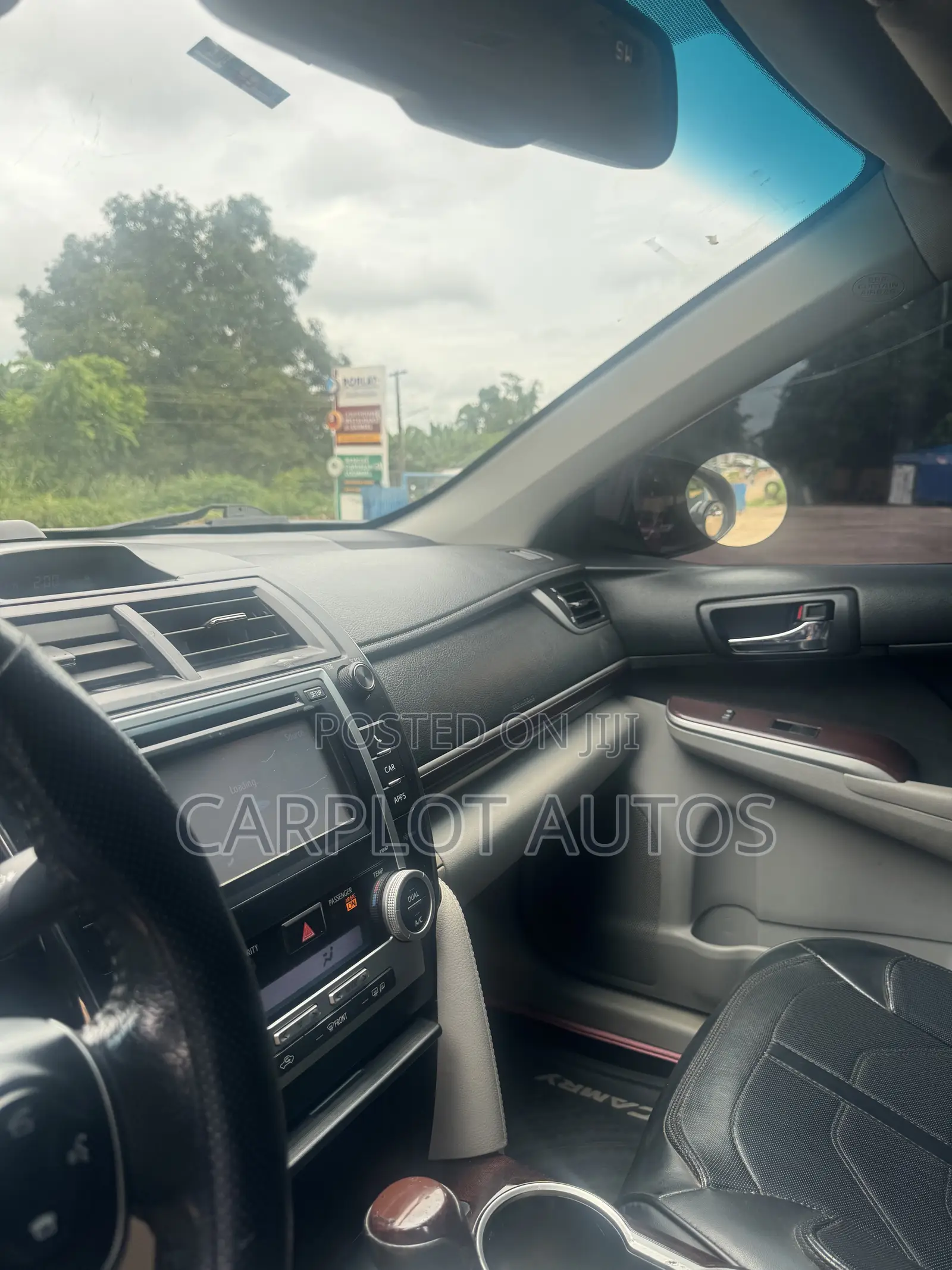 Toyota Camry SE 4dr Sedan (2.5L 4cyl 6A) 2013 White