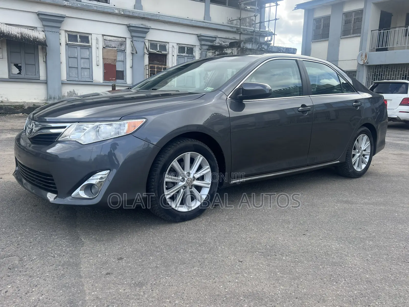 Toyota Camry XLE V6 4dr Sedan (3.5L 6cyl 6A) 2013 Gray