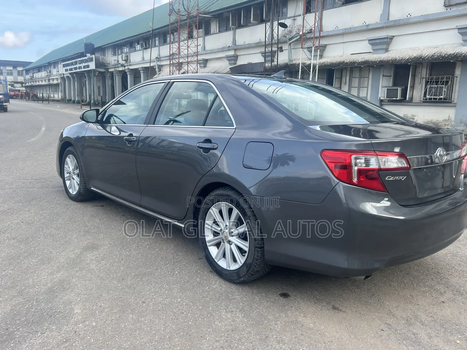 Toyota Camry XLE V6 4dr Sedan (3.5L 6cyl 6A) 2013 Gray