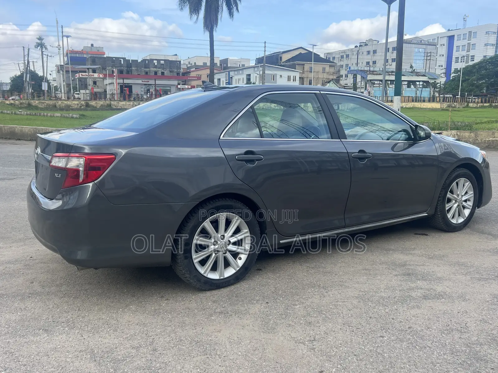 Toyota Camry XLE V6 4dr Sedan (3.5L 6cyl 6A) 2013 Gray