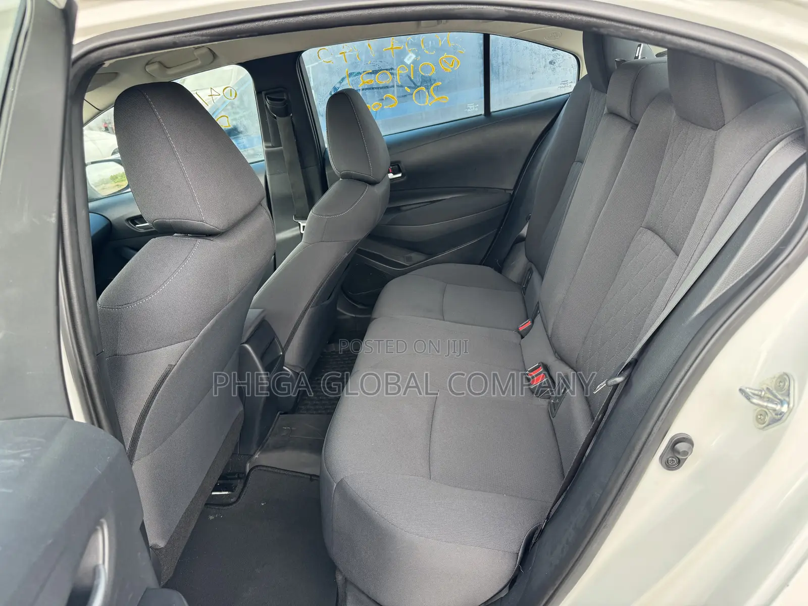 Toyota Corolla LE (1.8L 4cyl 2A) 2019 White