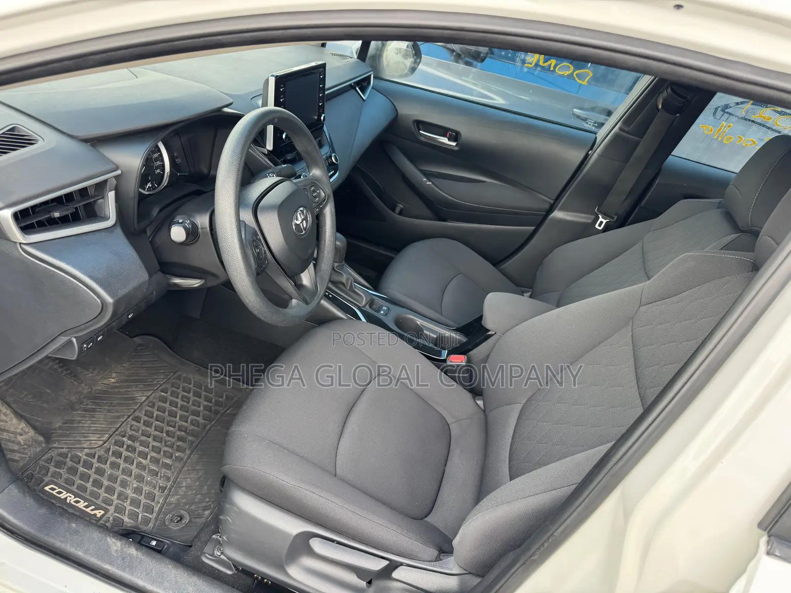 Toyota Corolla LE (1.8L 4cyl 2A) 2019 White