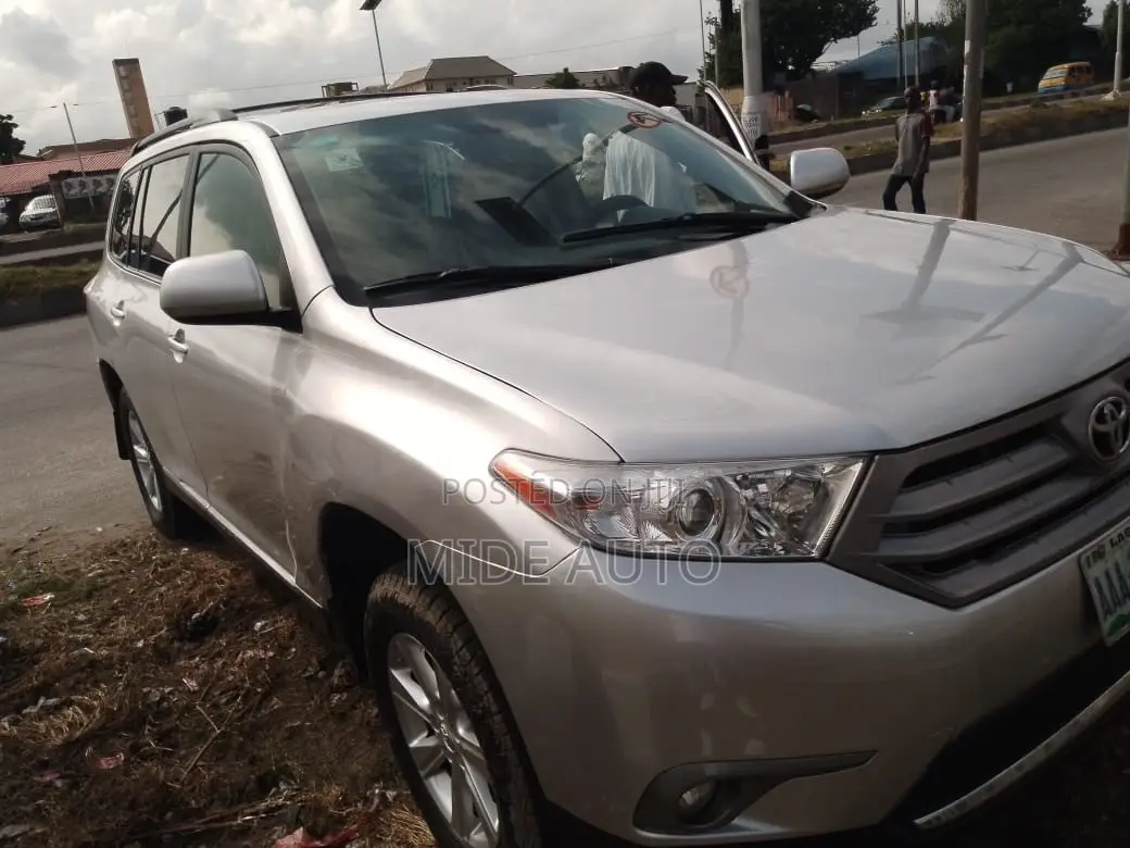 Toyota Highlander SE 2011 Silver