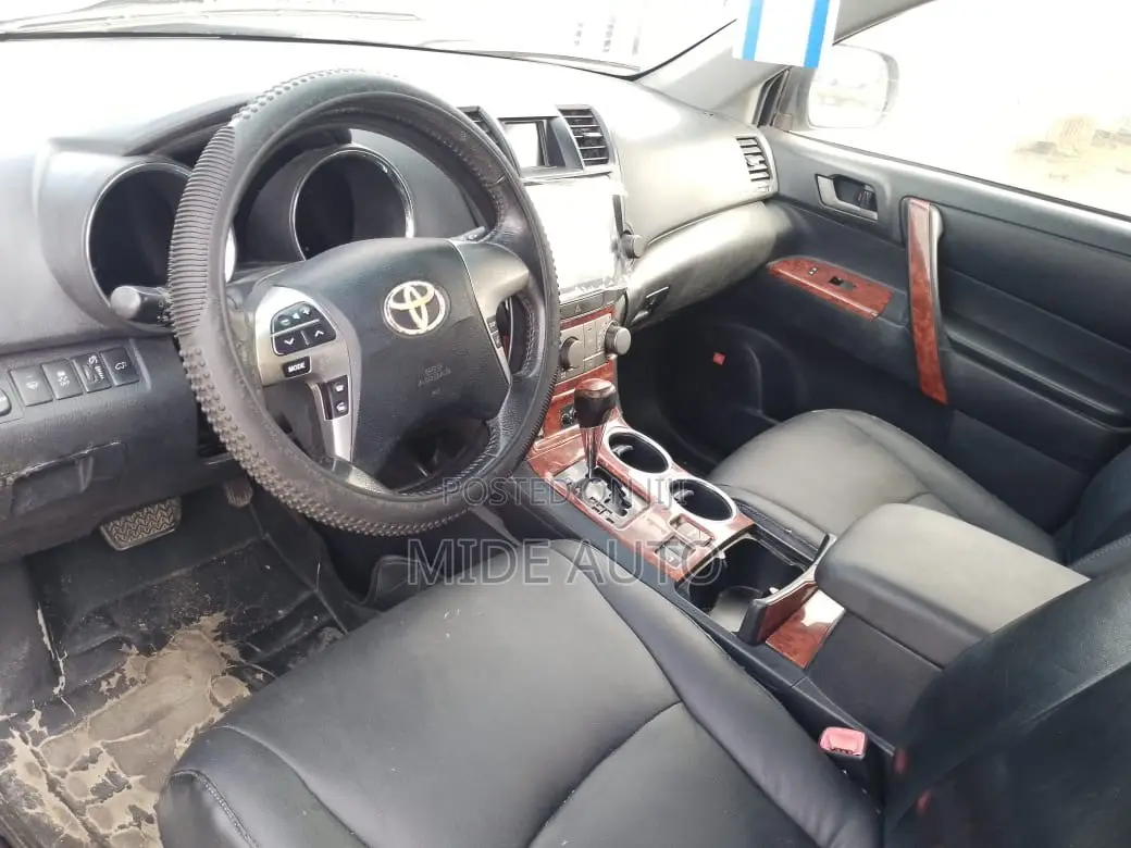 Toyota Highlander SE 2011 Silver