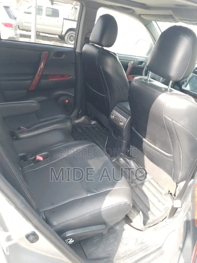 Toyota Highlander SE 2011 Silver