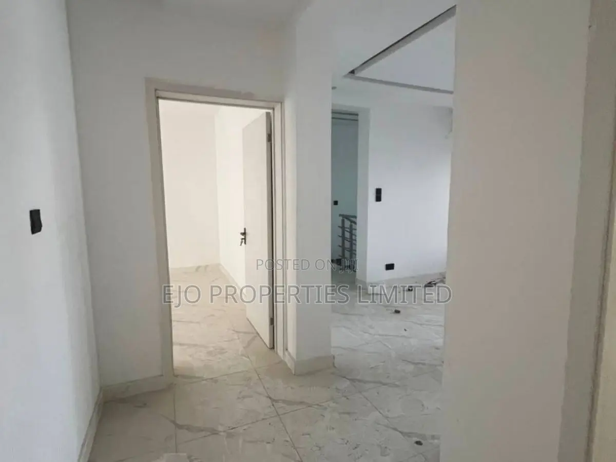 4bdrm Duplex in Lekki Phase 2 for rent