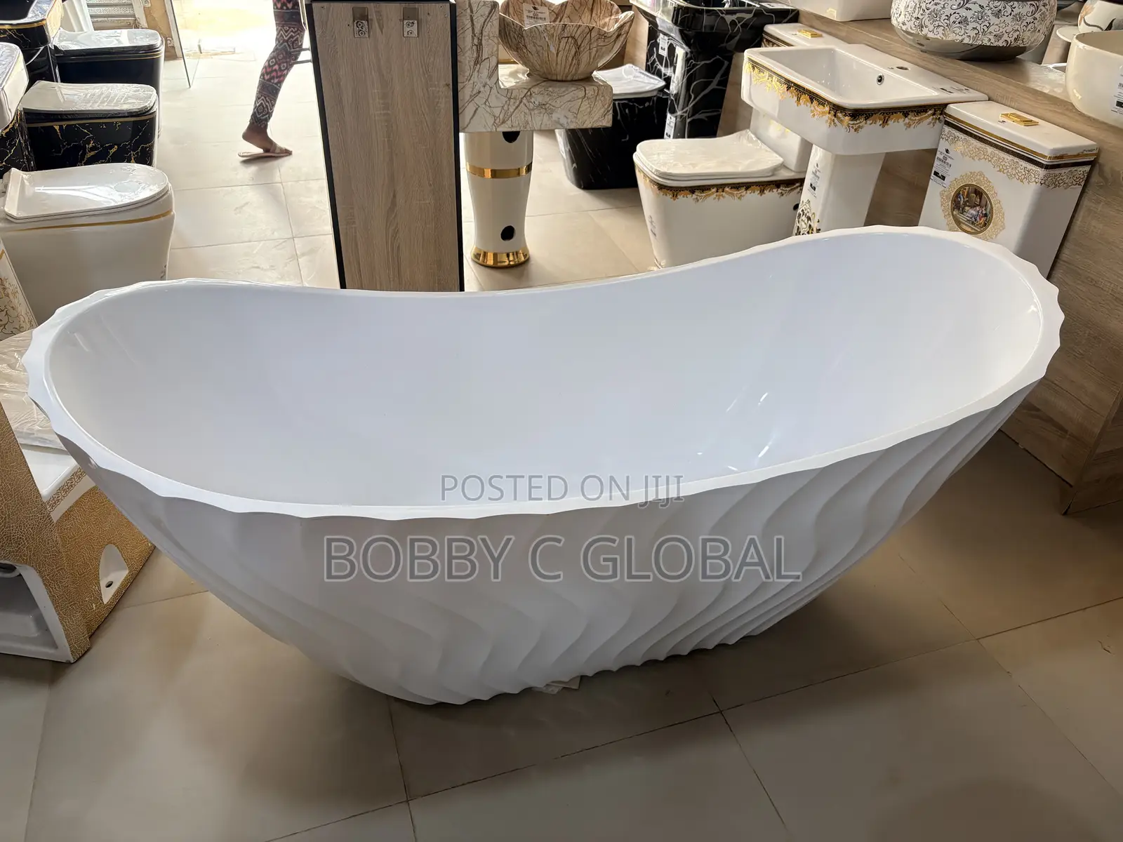 Luxury White Freestanding Bathtub – Modern Decorative Design