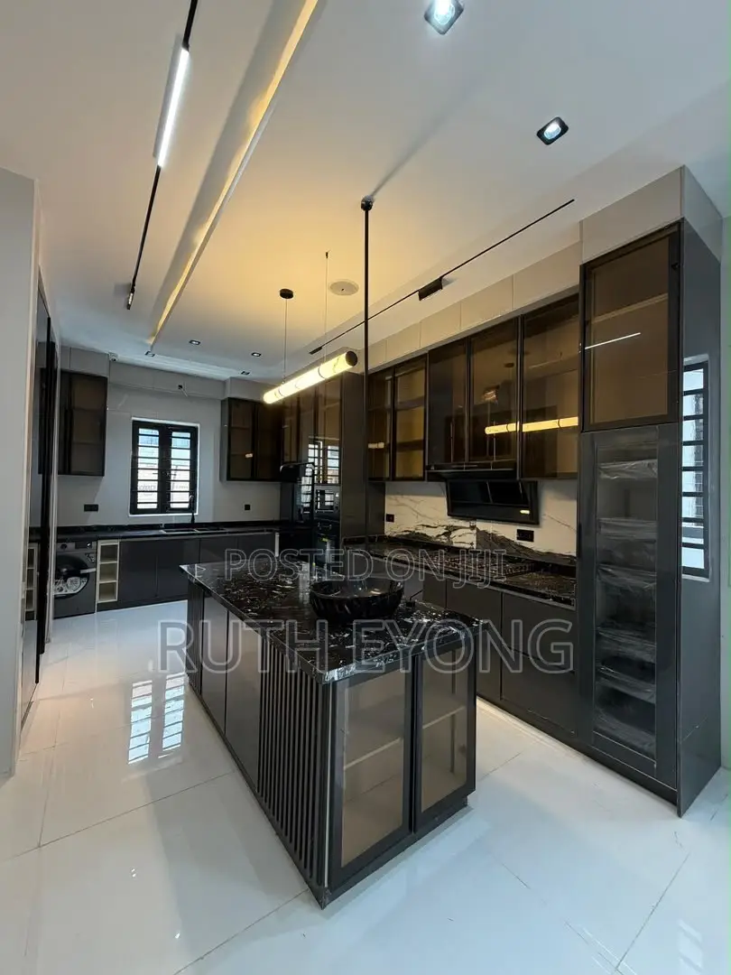5bdrm House in Ikate Lekki for sale