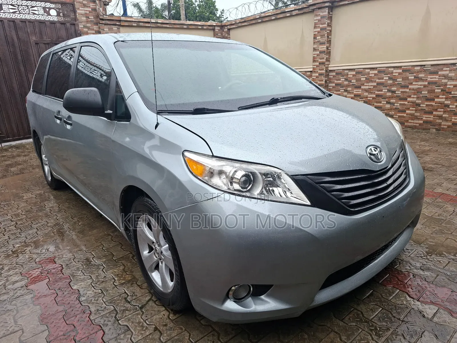 Toyota Sienna 2011 Silver