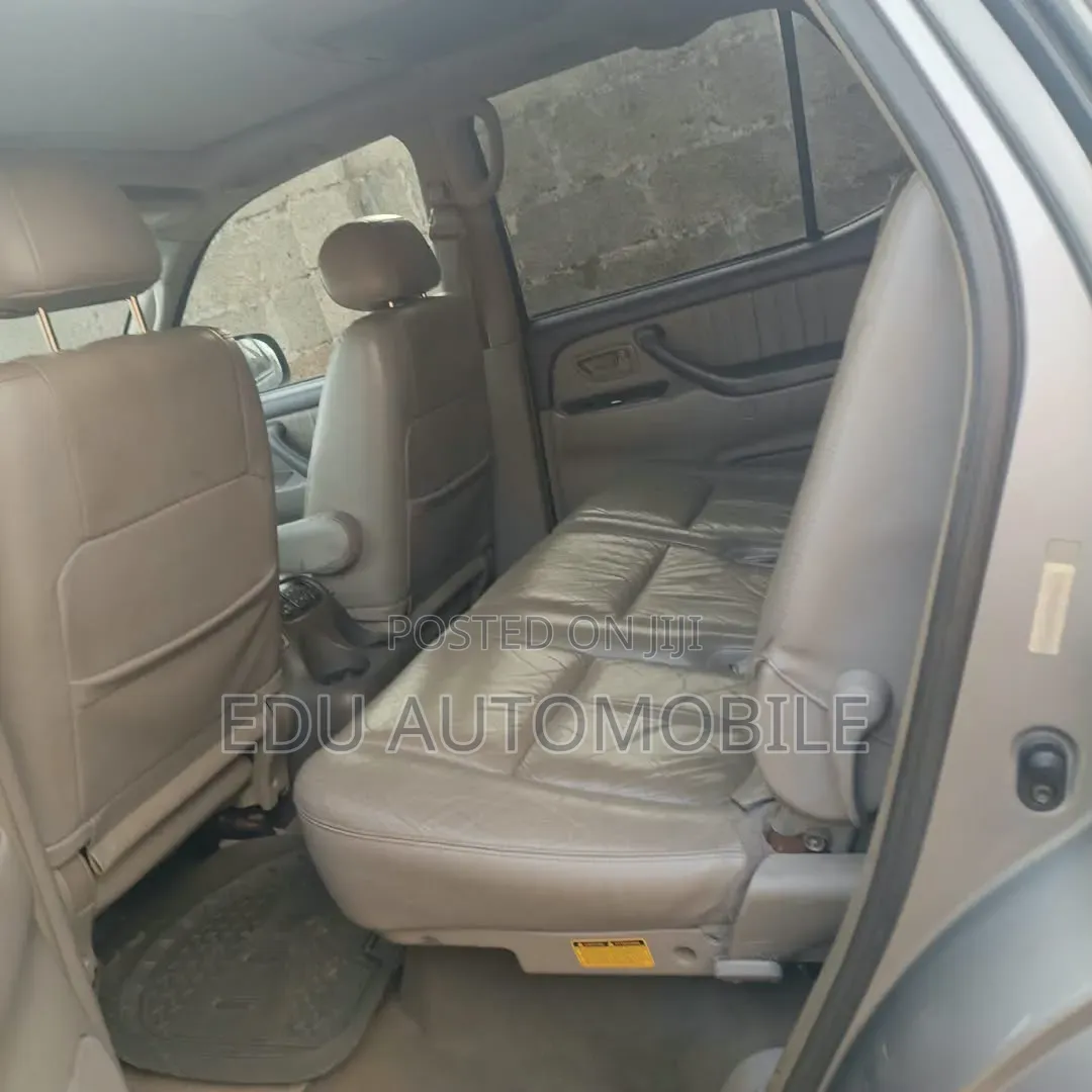 Toyota Sequoia 2005