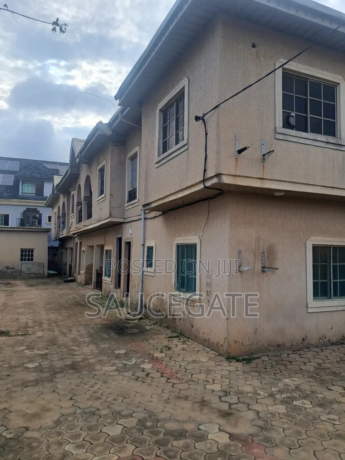 3bdrm Block of Flats in Satellite Town for sale